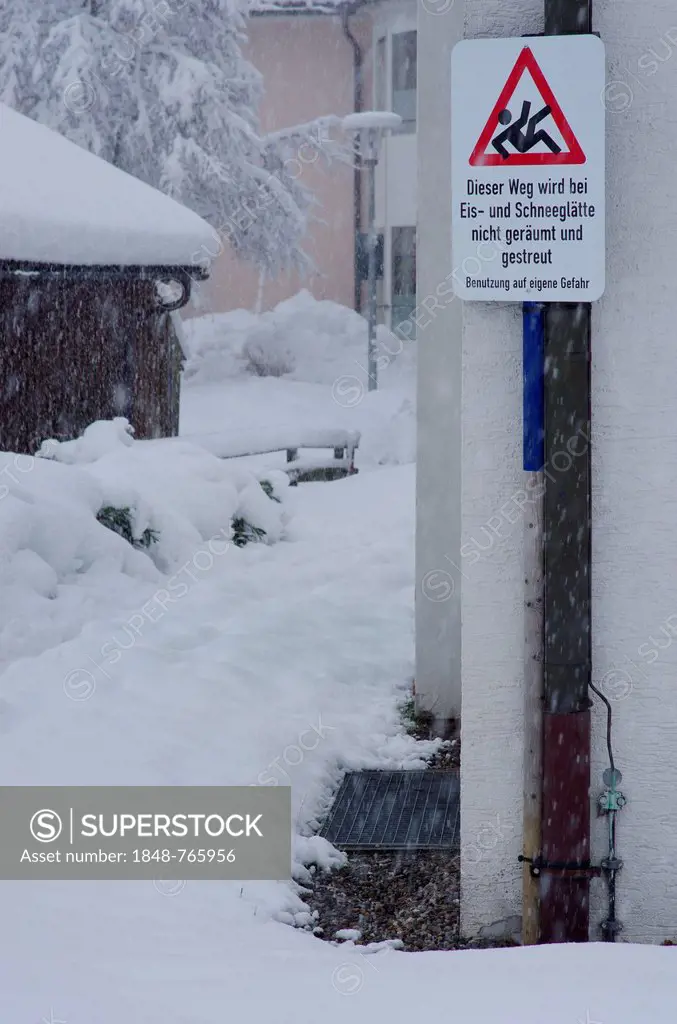 Sign No snow removal on a snowy road, Isny, Baden-Wuerttemberg, Germany, Europe