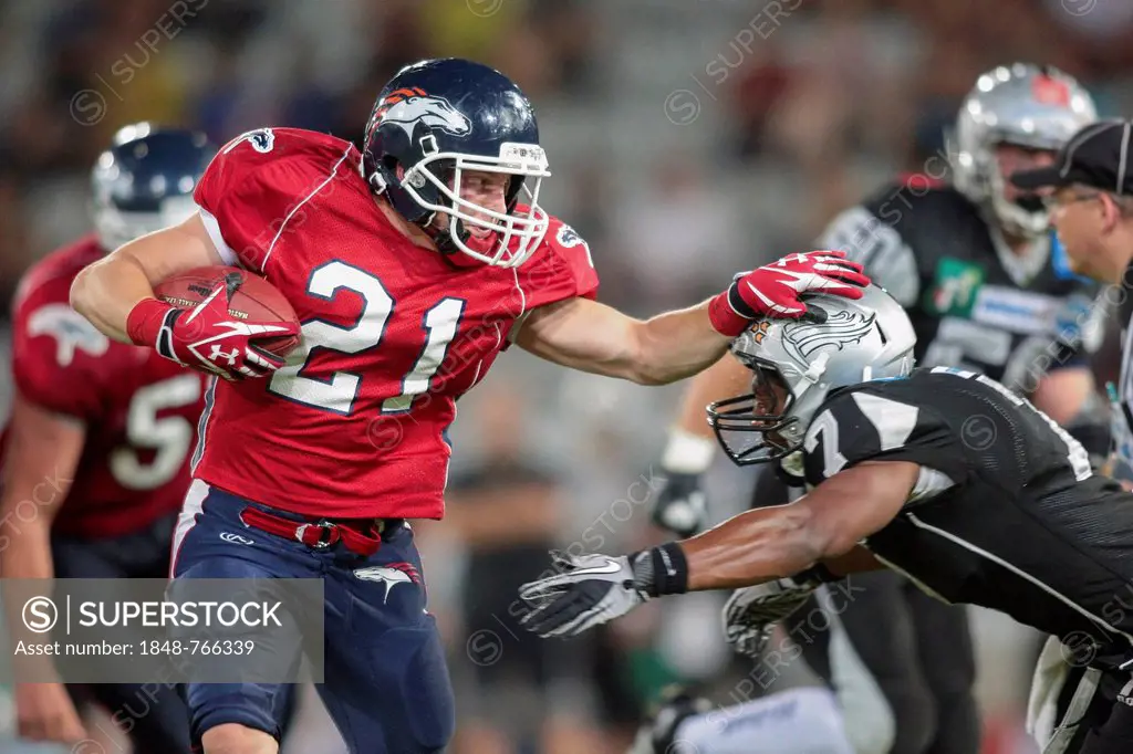 American football, RB Tino Muggwyler, No. 21 Broncos, runs with the ball, Swarco Raiders Tirol vs. Calanda Broncos