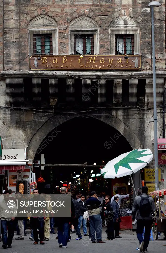 Beyazit Gate, entrance to the Grand Bazaar, Kapali Carsi, covered market,