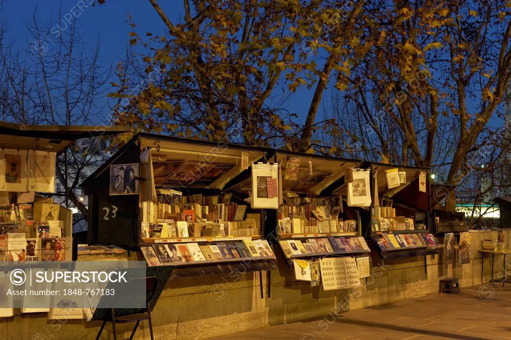Book stalls on the banks of the Seine, booksellers, Quai de la Tournelle, evening mood