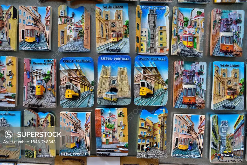 Magnets with Eléctrico trams, tram motifs in a souvenir shop