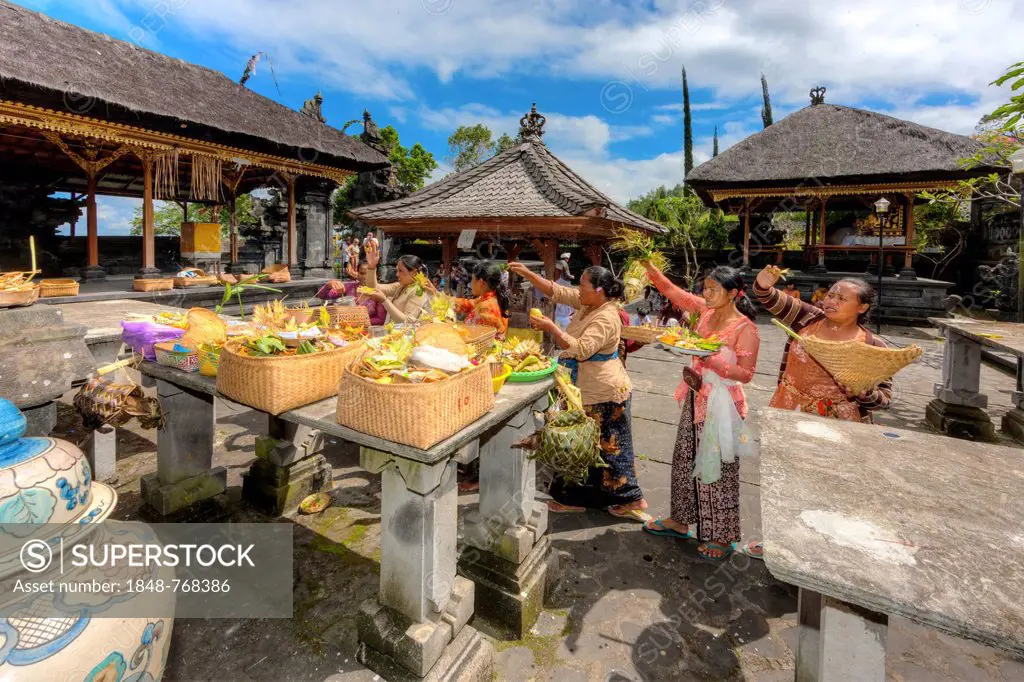 Congregation of worshippers, Pura Penetaran Agung Temple, Pura Besakih, Mother Temple of Besakih, shrine, Balinese Hinduism