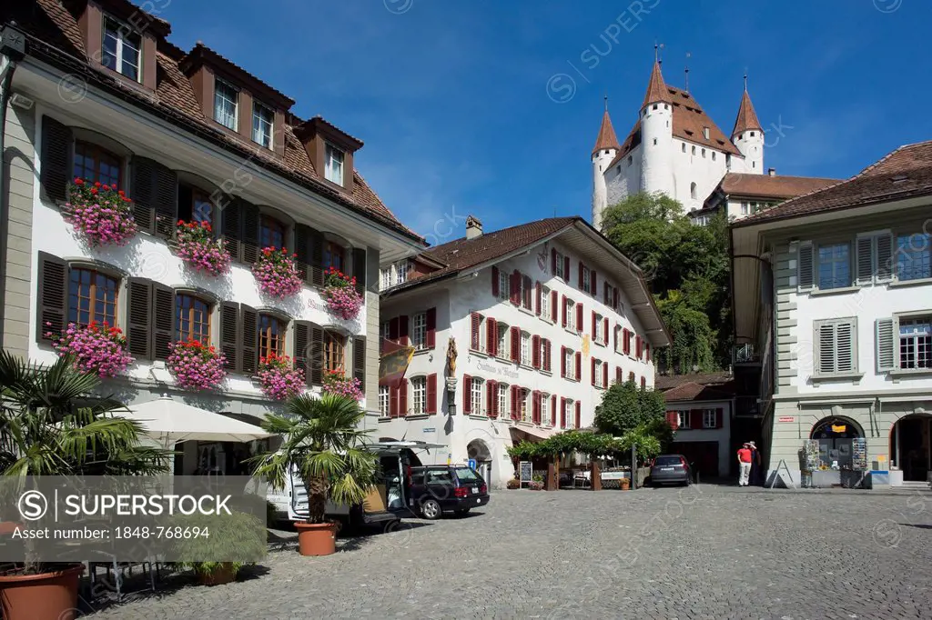 Marketplace in front of the Thun Castle