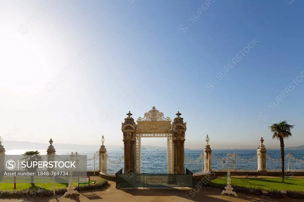 Gateway to the Bosphorus in the park of Dolmabahçe Palace, Dolmabahçe Sarayi