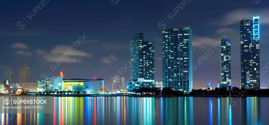 Miami skyline showing the American Airlines Arena and the luxury condominium buildings Marinablue, 900 Biscayne Bay, Ten Museum Park and Marquis