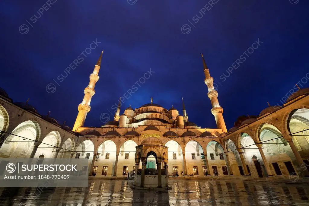 Courtyard of the Blue Mosque, also known as Sultan Ahmed Mosque, Sultanahmet Camii, UNESCO World Cultural Heritage Site