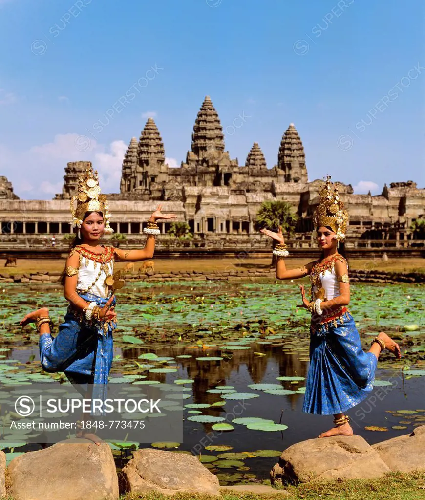 Temple dancers or apsaras at the Lotus Pond in front of the temple of Angkor Wat, UNESCO World Cultural Heritage Site