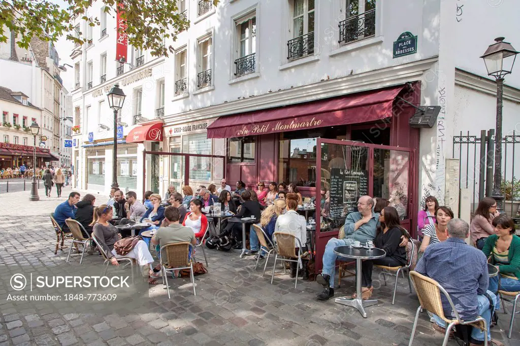 Café Au Petit Montmartre on Place des Abbesses square