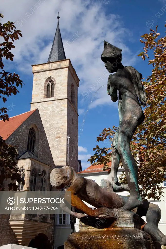 Fountain sculpture Raufende Knaben and Aegidienkirche church on Wenigemarkt square