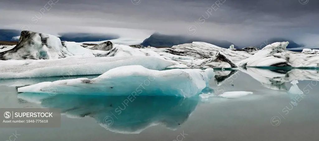 Icebergs on the Jökulsárlón, glacial river lagoon