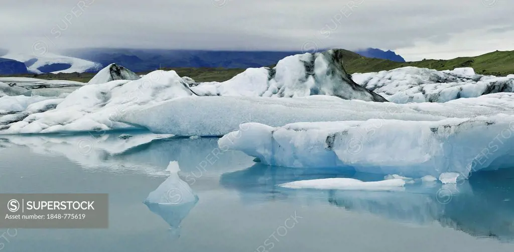 Icebergs on the Jökulsárlón, glacial river lagoon