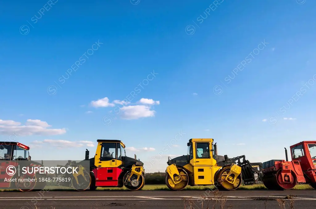 Road rollers or roller-compactors for tarmacking