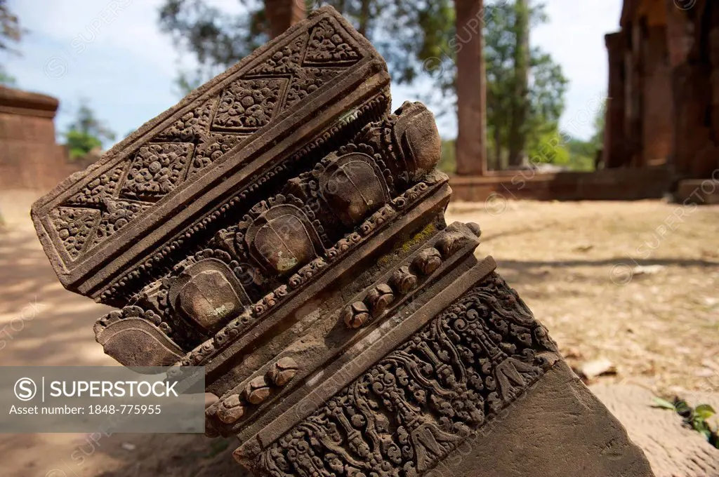 Fallen column, ruins of Banteay Srei