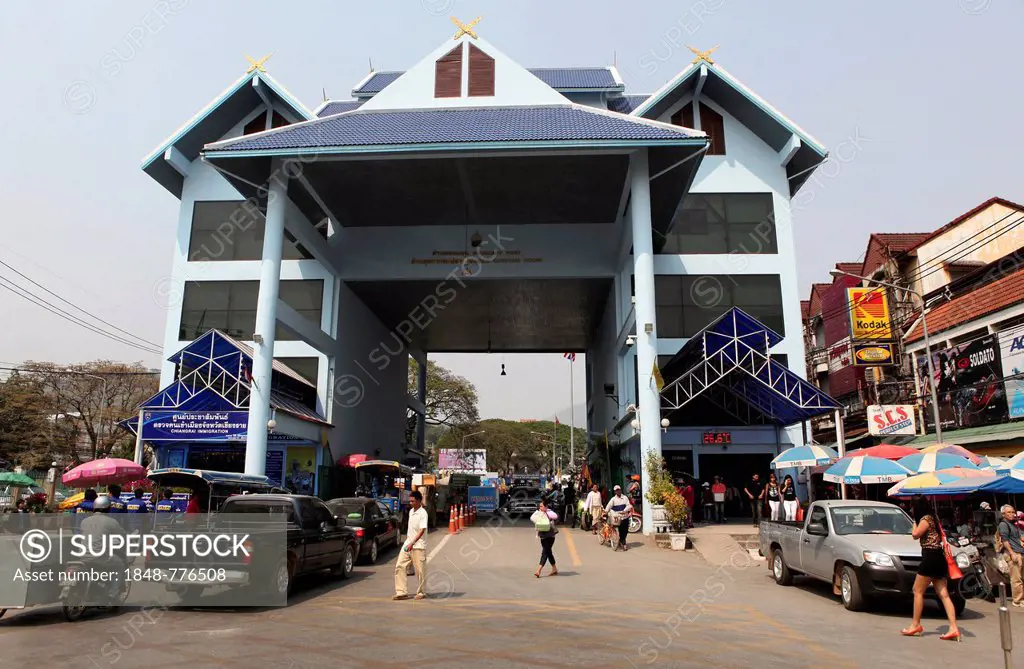 Street in front of the customs building, Thanon Phahonyothin, border checkpoint between Tachilek in Myanmar or Burma and Mae Sai, Chiang Rai province,...
