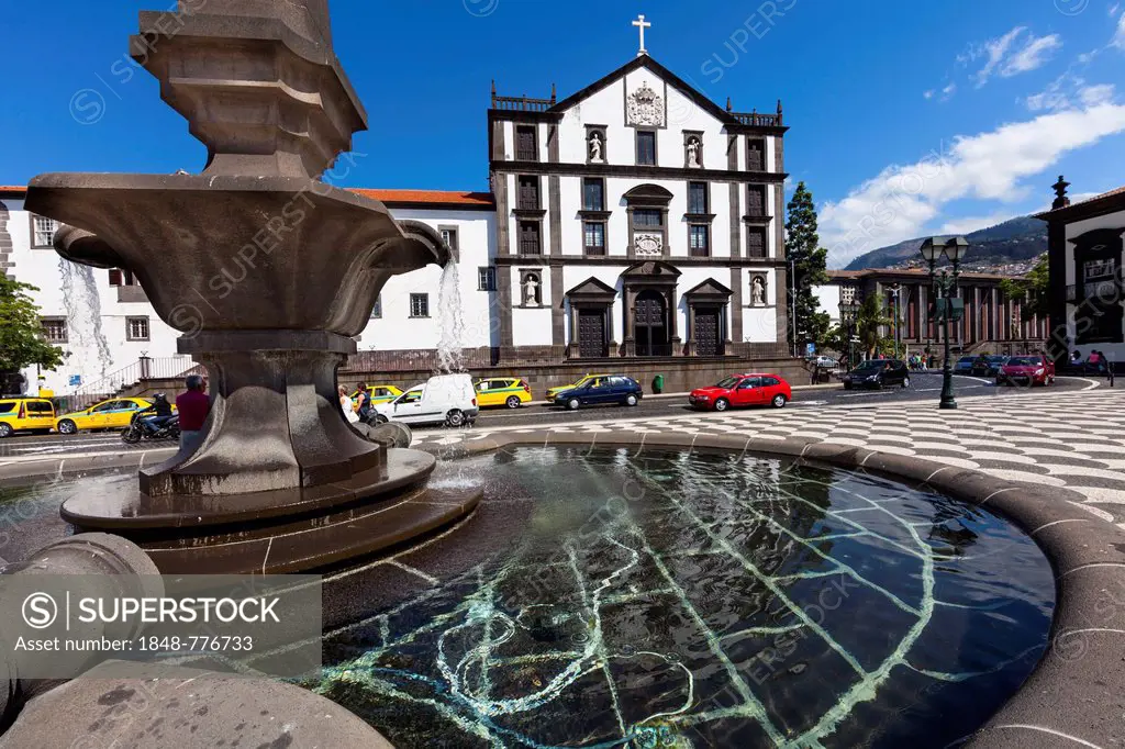 Fountain in front of the Igreja Sao Joao church, Praco do Municipio