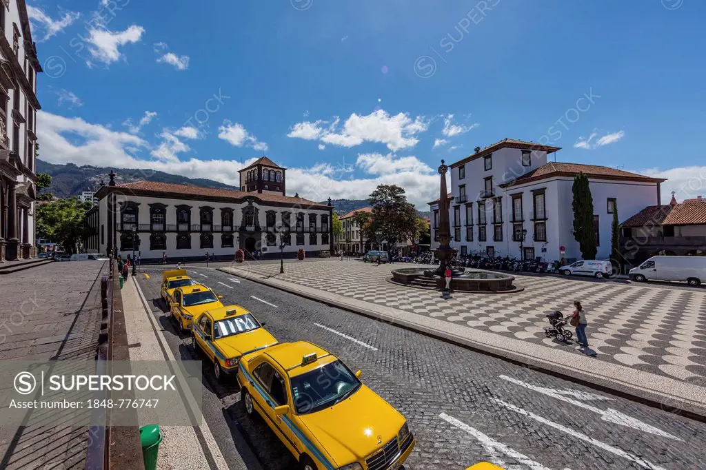 Taxis waiting at the town hall or Camara Municipal of Funchal, Praco do Municipio