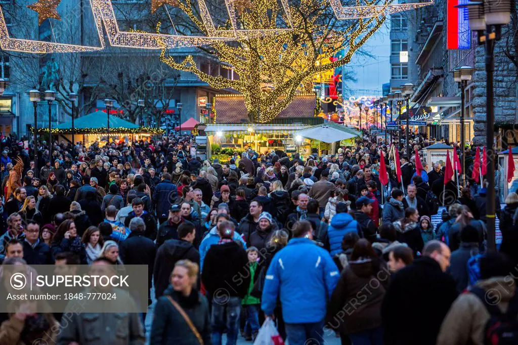 Crowds thronging between stores and Christmas market stalls, pedestrian street in the centre of Essen, Kettwiger Strasse