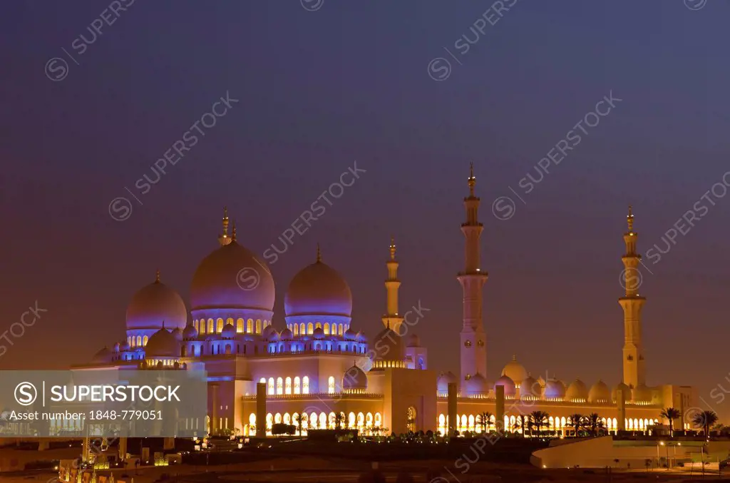 The floodlit Sheikh Zayed Grand Mosque, at dawn