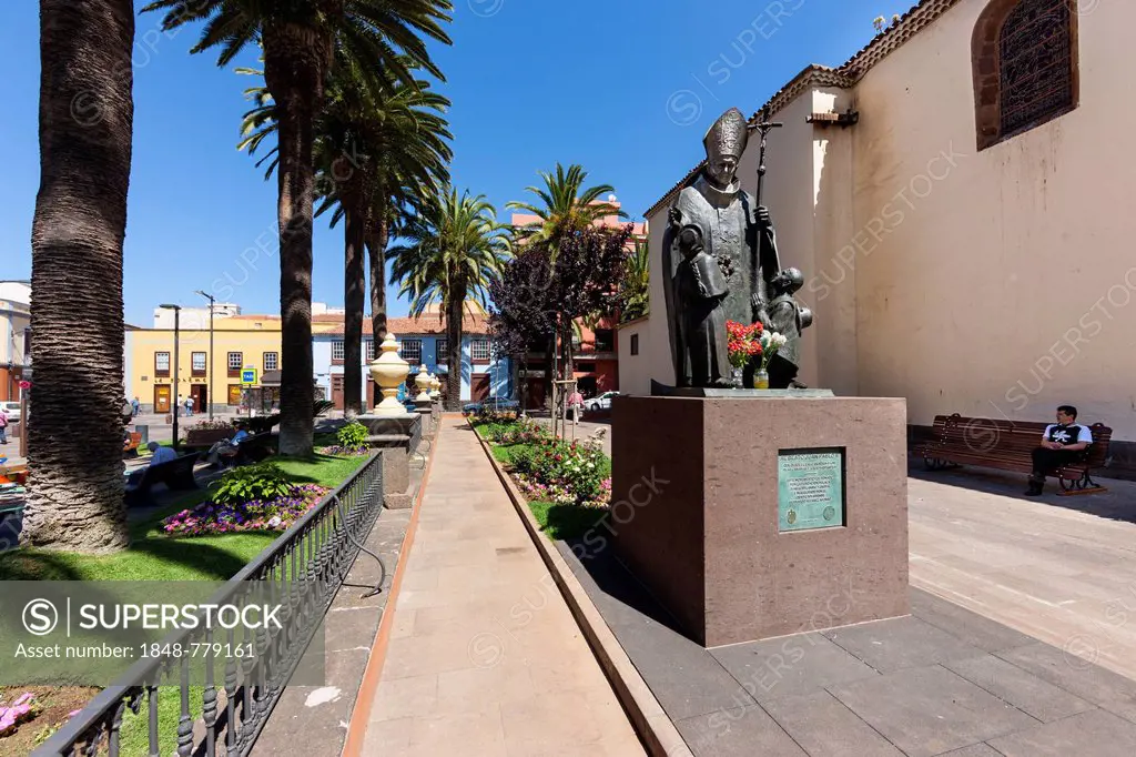 Statue of Pope John Paul II, Plaza de la Conception in the historic old town of San Cristóbal de La Laguna