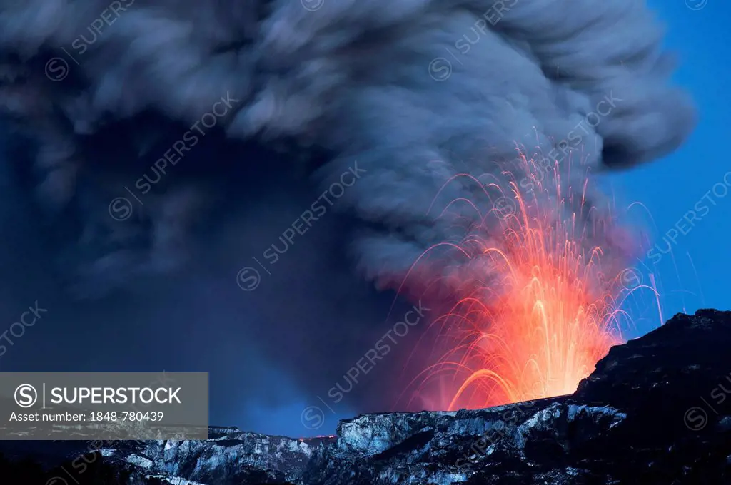 Eruption of Eyjafjallajoekull volcano, long exposure