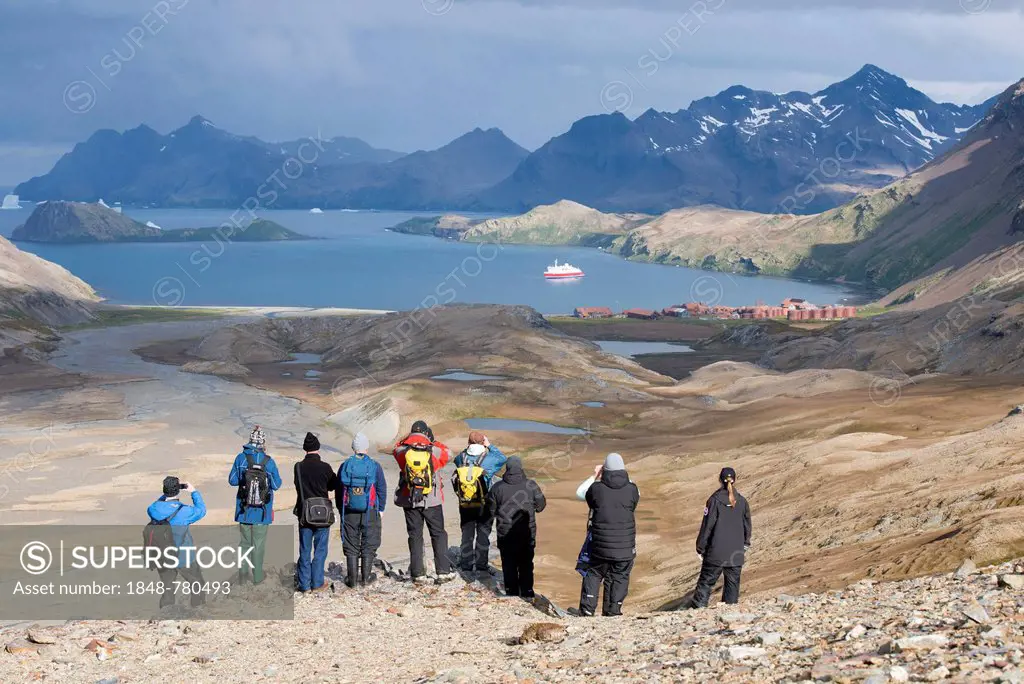 Hikers of the Shackleton Walk, view of Shackleton Valley and the Stromness Whaling Station, MS Expedition, expedition cruise ship, at back