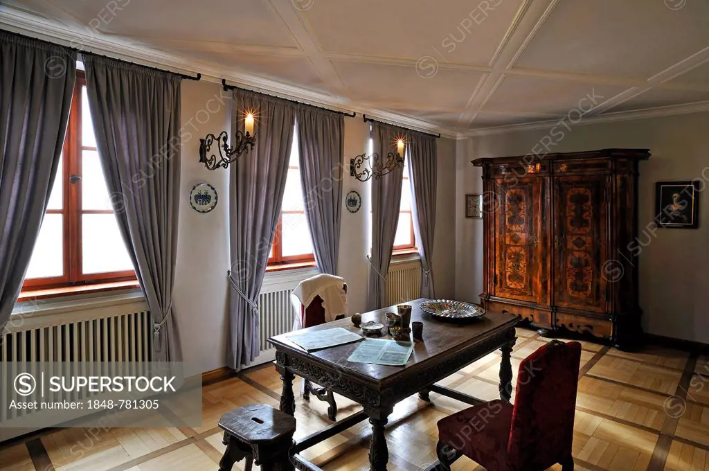 Baroque room with a cupboard from the 18th century, in Tucher Mansion