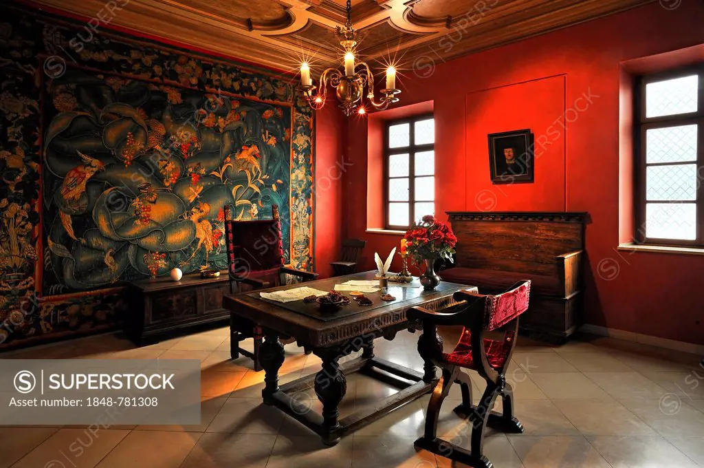 Reception room, late 16th century, Dutch table with spices, the commodities of the time, left, a Dutch tapestry from 1570 from Tournai, in Tucher Mans...