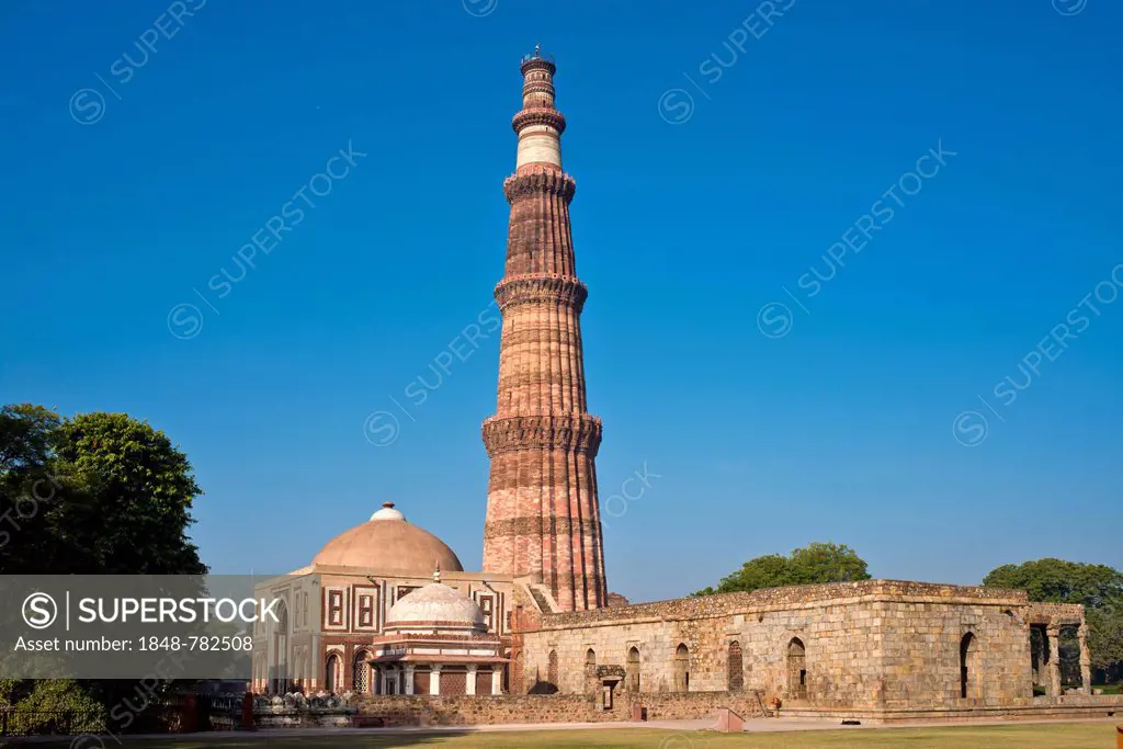 Victory column and minaret of Qutb Minar from the Islamic ruler Qutb-ud-din Aibak and the Quwwat-ul-Islam Masjid Mosque, Unesco World Cultural Heritag...