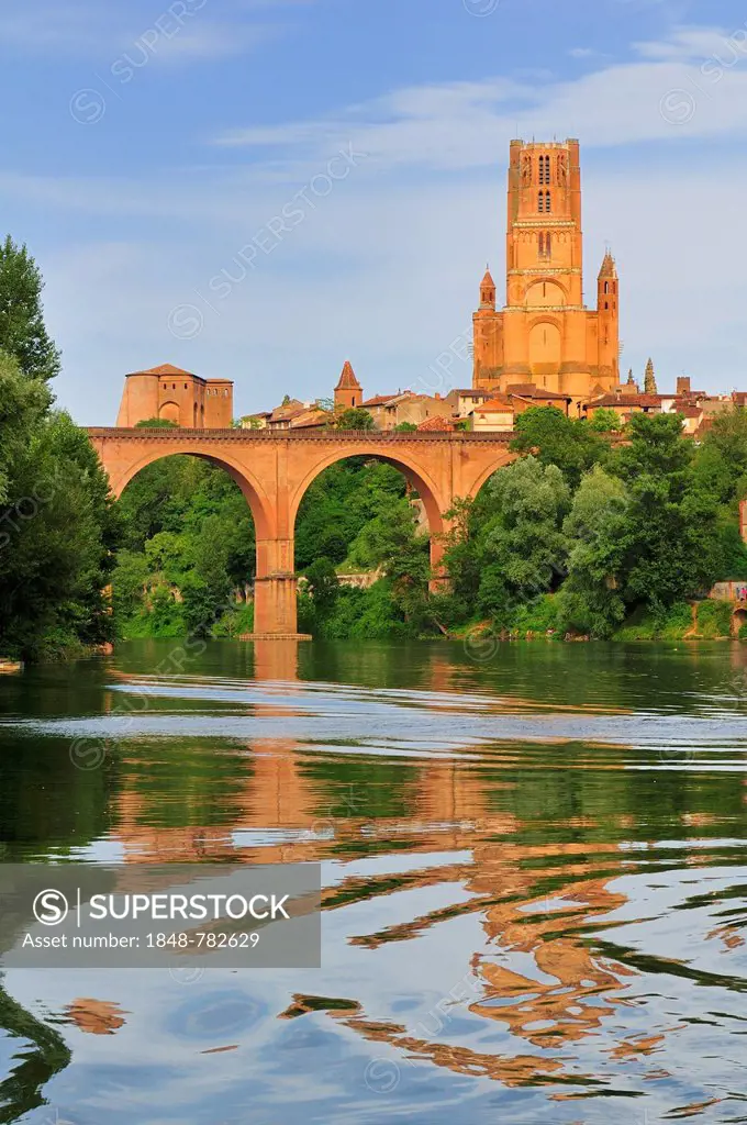 Bridge over the Tarn River, in front of Albi Cathedral, formally the Cathedral of Saint Cecilia, Cathédrale Sainte-Cécile d'Albi
