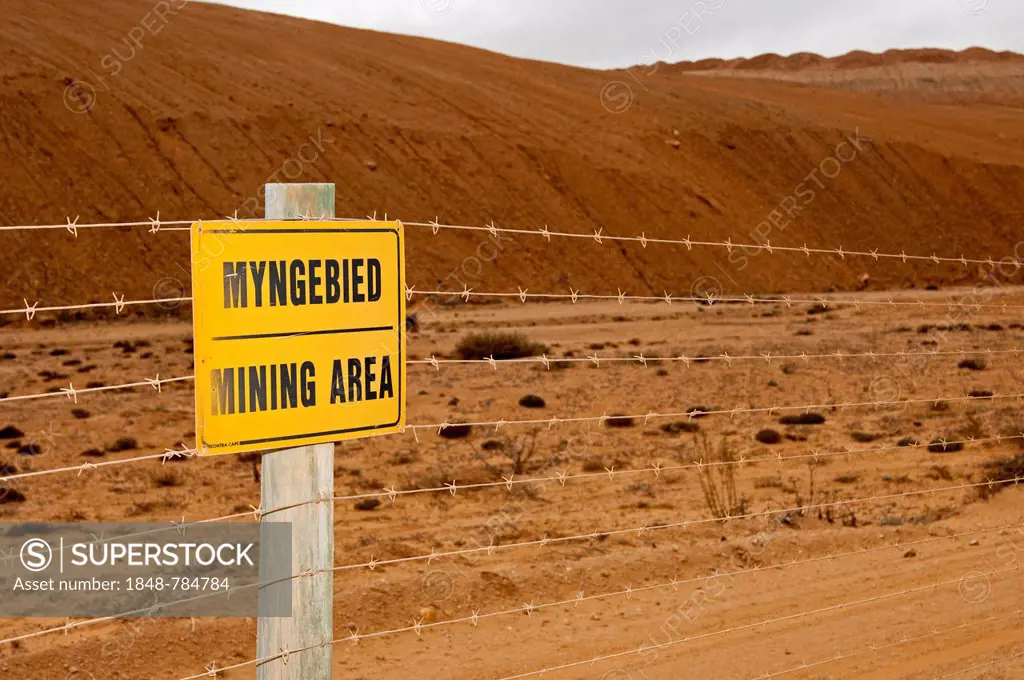 Warning sign on a barbed wire fence, mining area at the De Beers diamond mining site of the diamond coast between Port Nolloth and Alexander Bay, No...