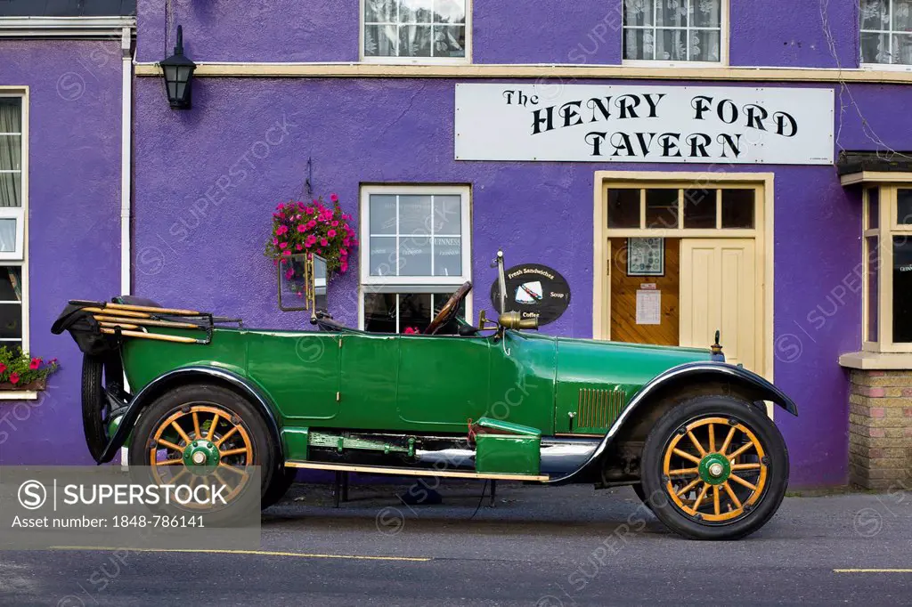 Model T Ford Touring 1923 in front of The Henry Ford Tavern