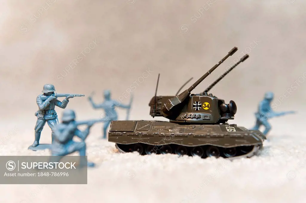 Toy tank, Siku, Bundeswehr tank, Cheetah, Flakpanzer Gepard, kakhi, 1977 - 1979, blue plastic soldiers, armoured infantry during an attack