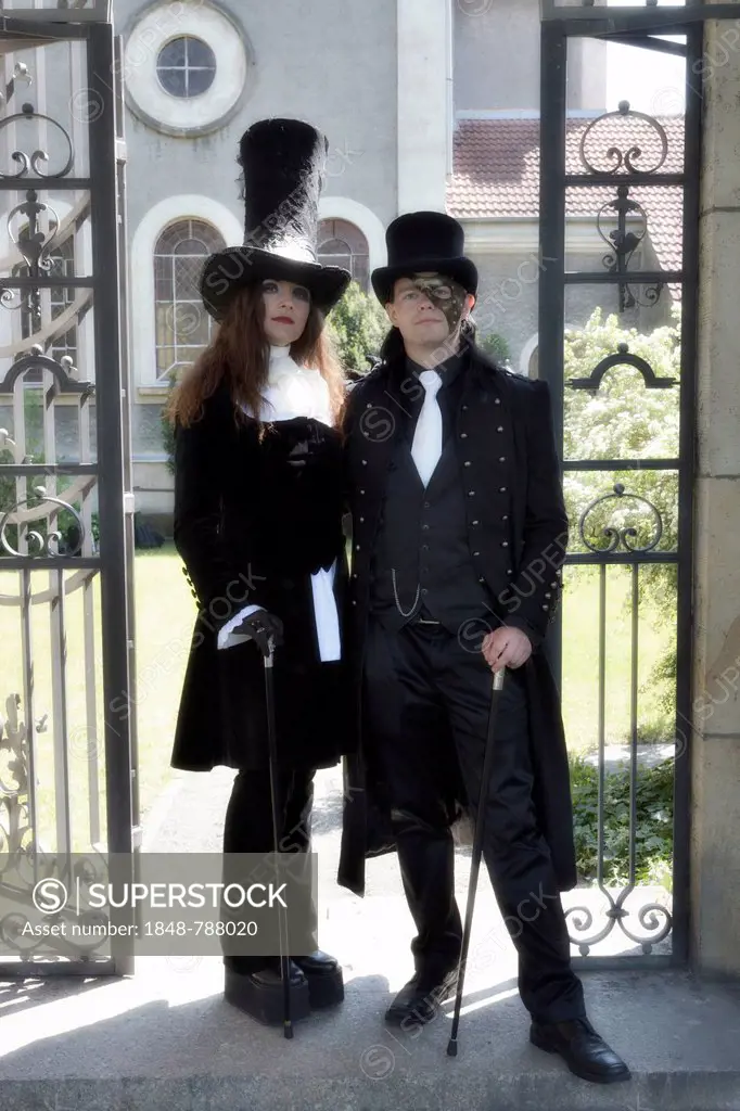 Young couple in scene clothes, Wave-Gotik-Treffen