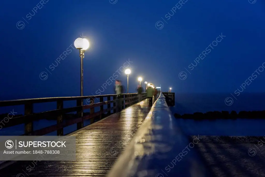 Wustrow Pier at night