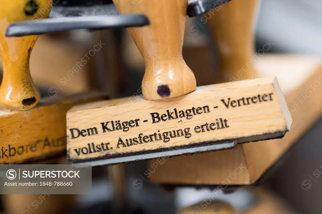 Stamp with the inscription Dem Kläger - Beklagten - Vertreter - vollstr. Ausfertigung erteilt, German for The plaintiff - defendant - representative -...
