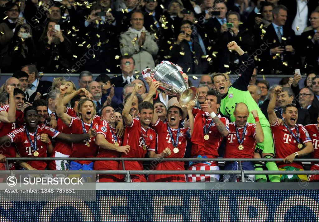 Team of FC Bayern cheering jubilantly with the trophy, UEFA Champions League Final 2013, Borussia Dortmund - FC Bayern Munich