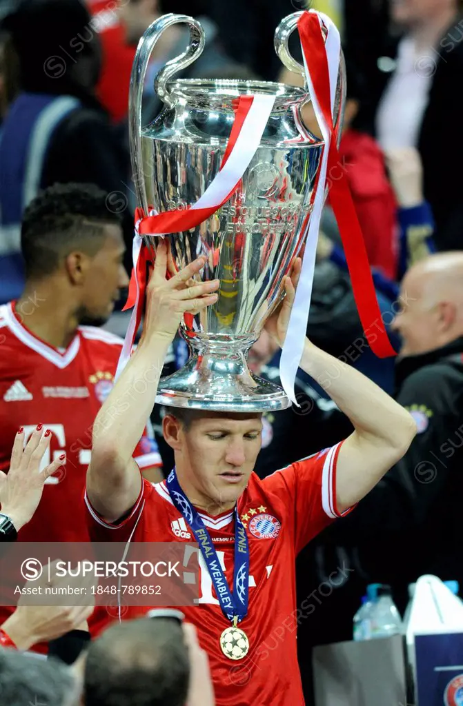 Bastian Schweinsteiger holding the trophy, UEFA Champions League Final 2013, Borussia Dortmund - FC Bayern Munich