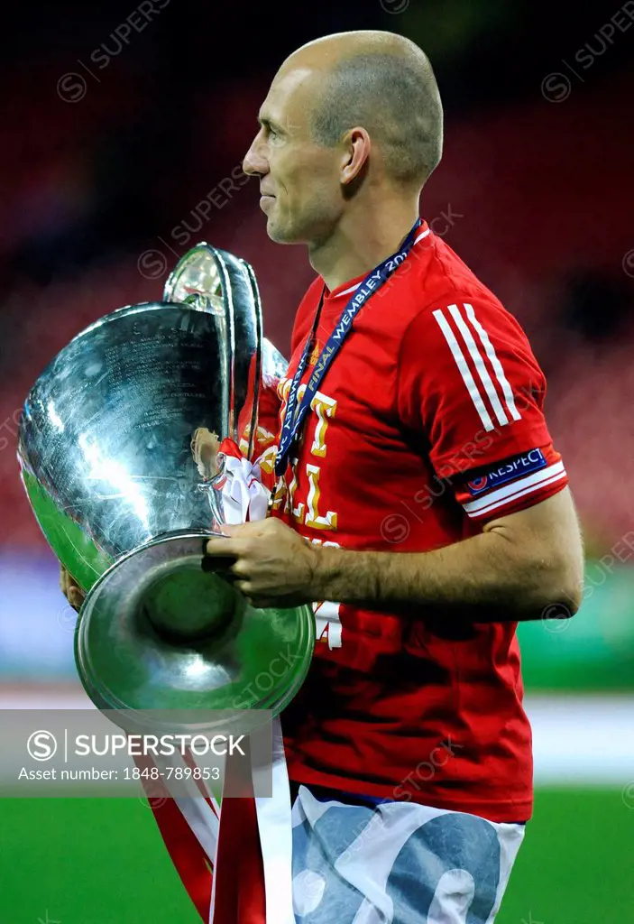 Arjen Robben holding the trophy, UEFA Champions League Final 2013, Borussia Dortmund - FC Bayern Munich