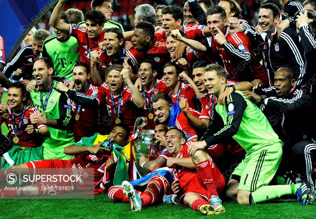 Team of FC Bayern cheering jubilantly with the trophy, UEFA Champions League Final 2013, Borussia Dortmund - FC Bayern Munich