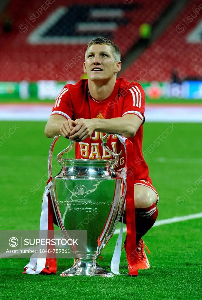 Bastian Schweinsteiger with the trophy, UEFA Champions League Final 2013, Borussia Dortmund - FC Bayern Munich