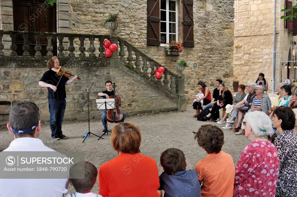 Classical concert taking place in the town hall square of Cordes-sur-Ciel