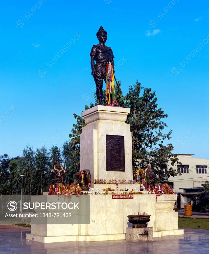 Monument with a statue of King Meng Rai