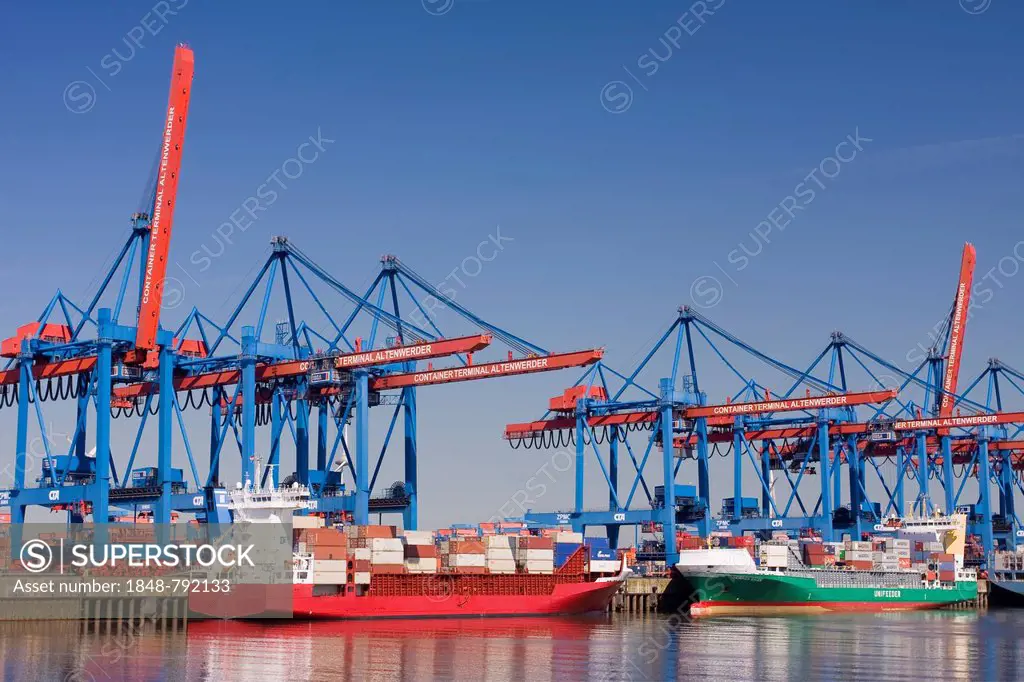 Container ships and feeder ships at the Container Terminal Altenwerder