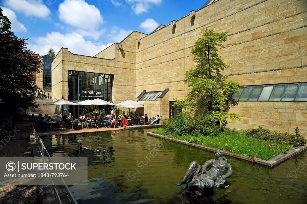 Neue Pinakothek art gallery with a fountain and restaurant