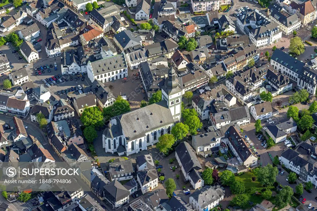 Aerial view, town centre with the parish church of St. John the Baptist