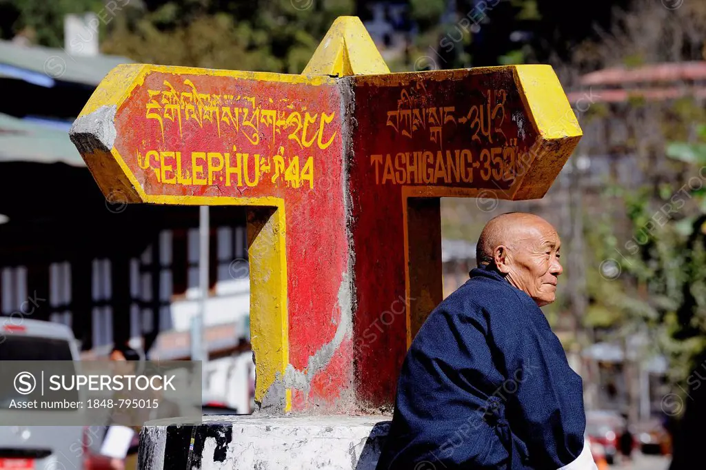 Street scene at a traffic intersection in Trongsa