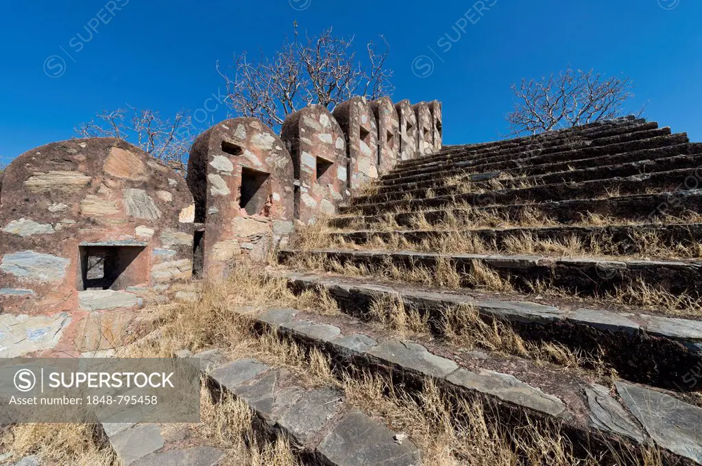 Battlements and stairs on a fortified wall, Kumbhalgarh Fort or Kumbhalmer Fort