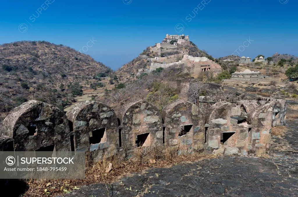 Battlements on a fortified wall, Kumbhalgarh Fort or Kumbhalmer Fort