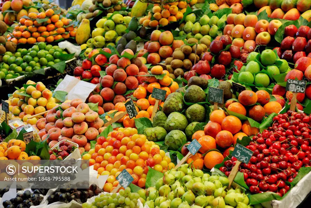 Fruit stand, covered market, Mercat de la Boqueria