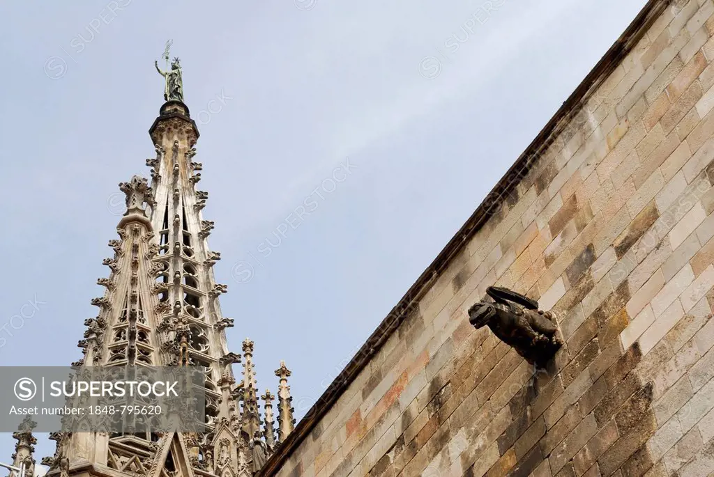 Spire, La Catedral de la Santa Creu i Santa Eulalia, Barcelona, Catalonia, Spain, Europe